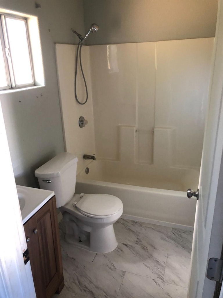 Photo 15 of 19 - 5080 Enrico Blvd, Sacramento, CA 95820
