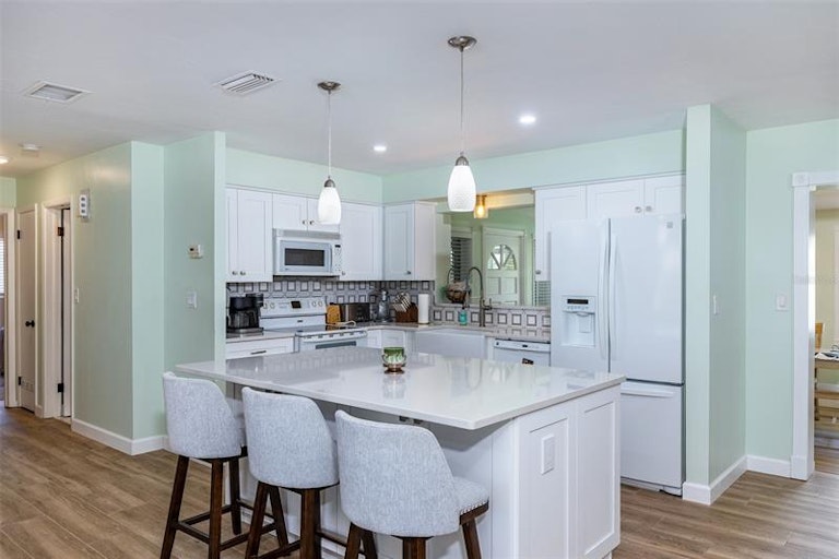 Photo 8 of 33 - 923 Phyllis Ave, Largo, FL 33771