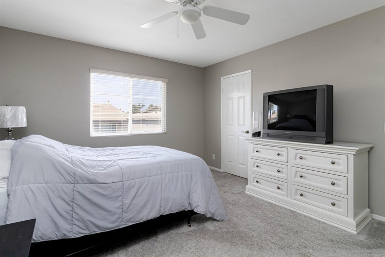 Photo 11 of 28 - 42017 Pine Needle St, Temecula, CA 92591