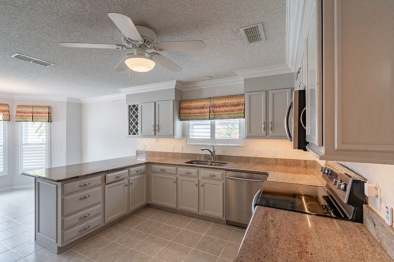 Photo 8 of 31 - 1044 Soledad Way, Lady Lake, FL 32159