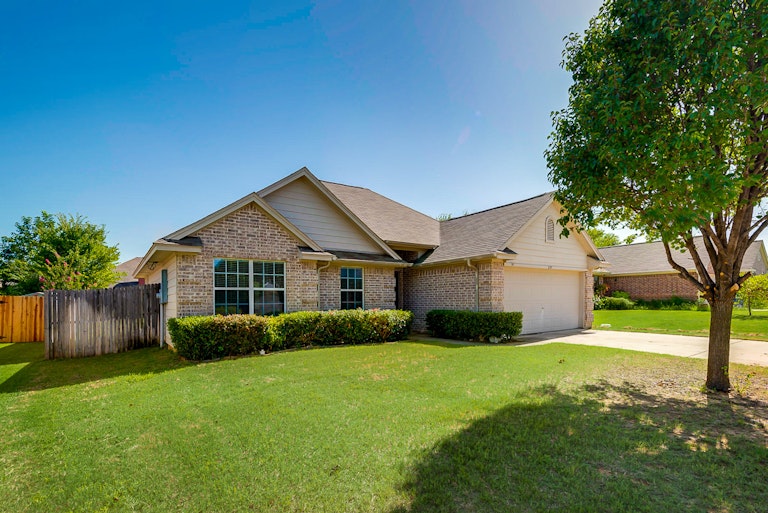 Photo 1 of 25 - 219 Quail Run, Aubrey, TX 76227