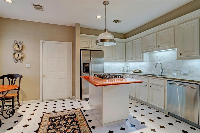 Photo 6 of 32 - 6308 Taggart St Unit B, Houston, TX 77007