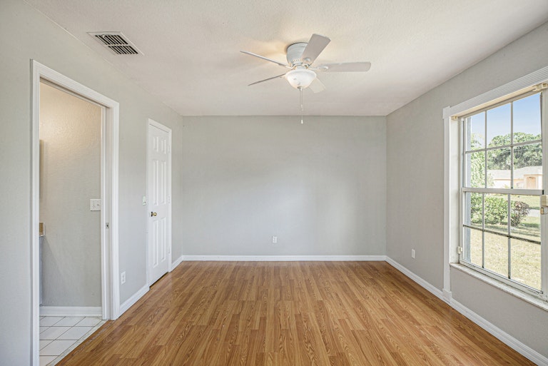 Photo 4 of 15 - 304 Arrowroot Rd, Eagle Lake, FL 33839