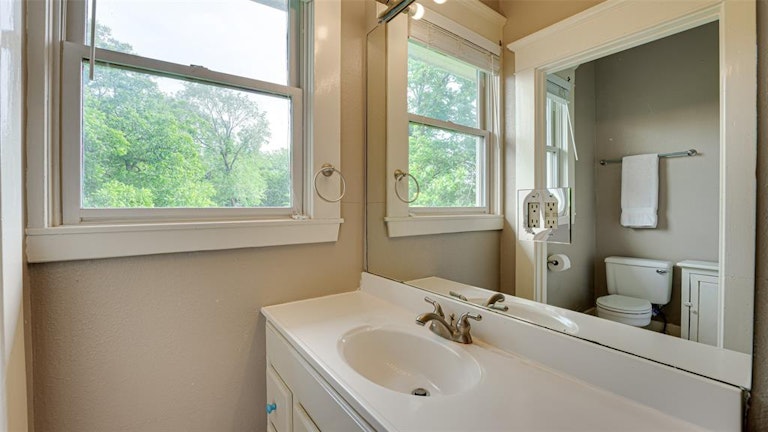 Photo 22 of 40 - 613 E Marvin Ave, Waxahachie, TX 75165