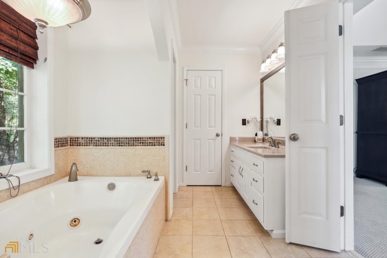 Photo 28 of 41 - 1005 Redstone Ln, Atlanta, GA 30338