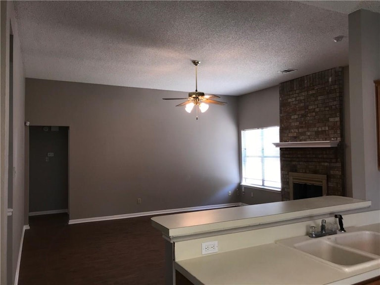 Photo 10 of 30 - 516 Tealridge Ln, Desoto, TX 75115