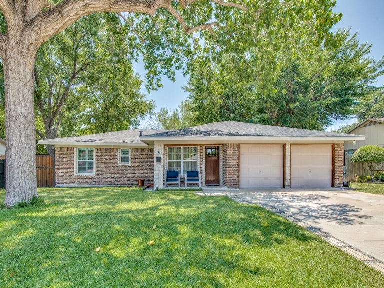 Photo 1 of 16 - 3220 Moon Dr, Mesquite, TX 75150