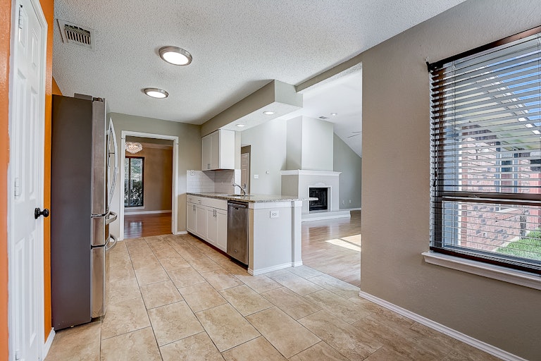 Photo 10 of 29 - 669 Thompson Dr, Coppell, TX 75019
