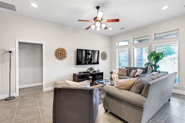 Photo 13 of 36 - 13444 Swift Creek Dr, Pearland, TX 77584