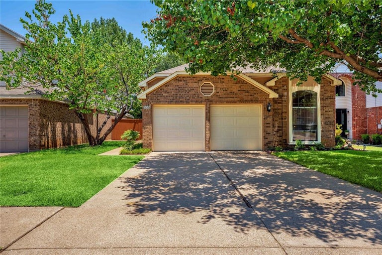 Photo 1 of 31 - 915 Azalia Dr, Lewisville, TX 75067