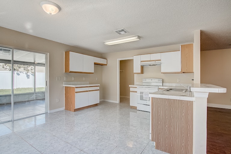 Photo 2 of 25 - 1130 Kempton Chase Pkwy, Orlando, FL 32837