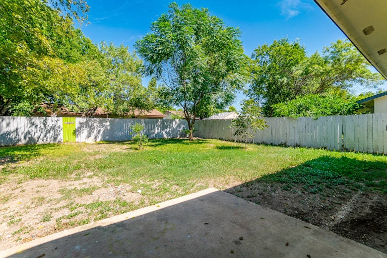 Photo 19 of 24 - 7747 Pipers Hl, San Antonio, TX 78251
