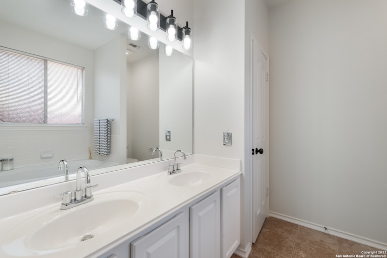 Photo 16 of 28 - 22622 Madison Park, San Antonio, TX 78260