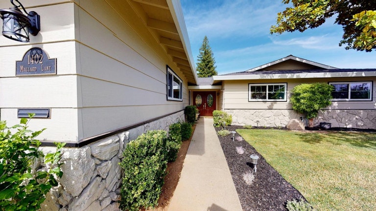 Photo 4 of 50 - 1402 Mallard Ln, Roseville, CA 95661