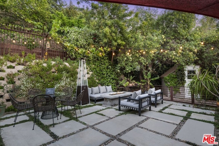 Photo 37 of 51 - 5611 Park Oak Pl, Los Angeles, CA 90068
