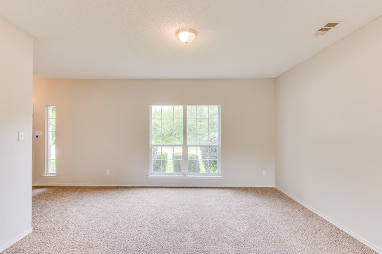 Photo 15 of 31 - 900 Heritage Pkwy S, Allen, TX 75002