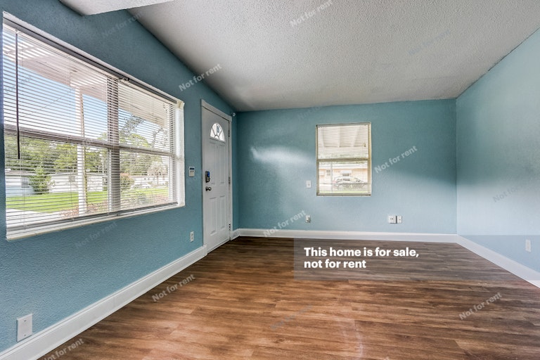 Photo 17 of 29 - 4030 Lockhart Dr N, Jacksonville, FL 32209