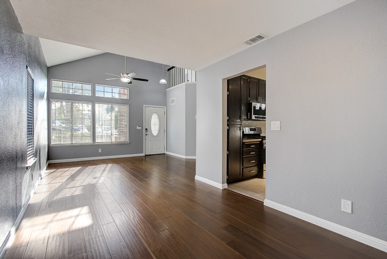 Photo 5 of 39 - 4025 Honey Rose Pl, Antelope, CA 95843