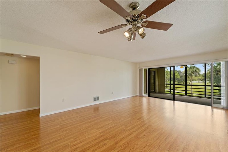 Photo 9 of 41 - 3518 Richwood Link #52, Sarasota, FL 34235