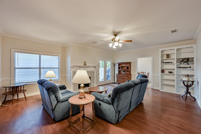 Photo 31 of 40 - 5607 Oak Branch Dr, Arlington, TX 76016