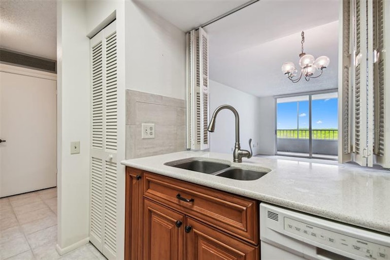 Photo 12 of 51 - 2333 Feather Sound Dr Unit B507, Clearwater, FL 33762