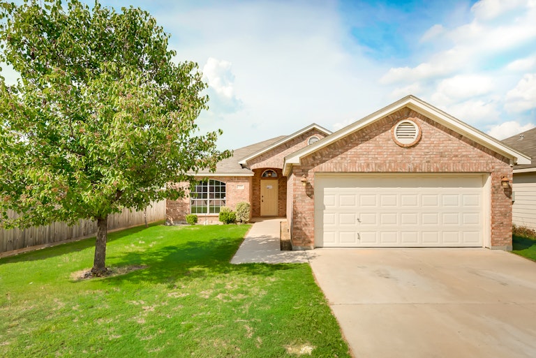 Photo 1 of 26 - 1028 Fort Apache Dr, Haslet, TX 76052