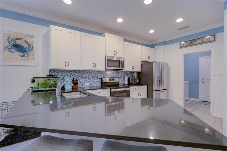 Photo 15 of 38 - 6026 Amberly Dr, Bradenton, FL 34208