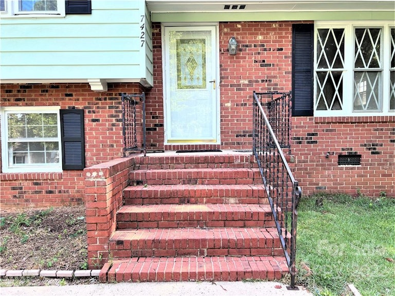 Photo 30 of 33 - 7427 Meadowdale Ln, Charlotte, NC 28212