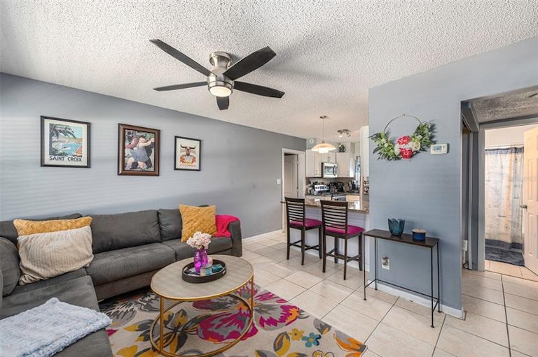 Photo 5 of 20 - 3211 W Tyson Ave, Tampa, FL 33611