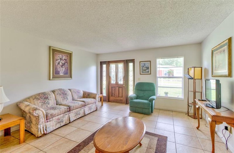 Photo 16 of 37 - 2202 Whitney Pl, Valrico, FL 33594