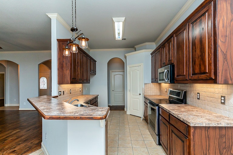 Photo 8 of 25 - 445 Chisholm Trl, Justin, TX 76247