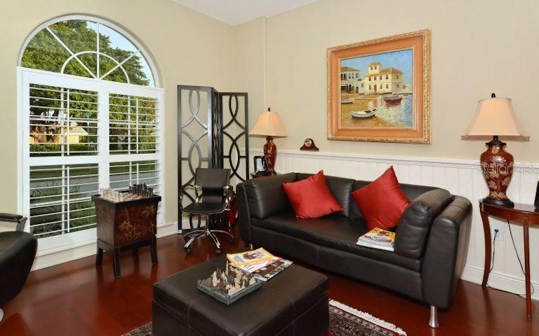 Photo 18 of 22 - 571 Putting Green Ln, Longboat Key, FL 34228