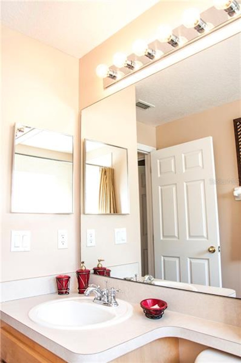 Photo 16 of 19 - 301 Henley Cir, Davenport, FL 33896