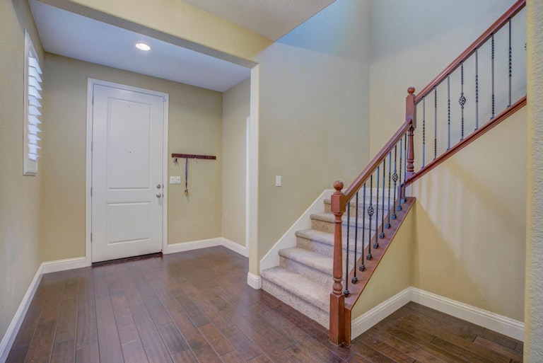 Photo 3 of 35 - 4848 Ammolite Way, Elk Grove, CA 95757