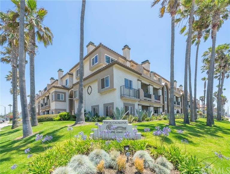 Photo 5 of 28 - 1516 Pacific Coast Hwy #203, Huntington Beach, CA 92648