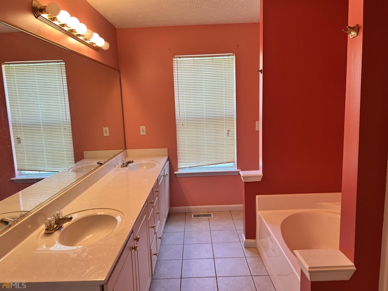 Photo 17 of 36 - 4071 Elk Run Trl, Douglasville, GA 30135