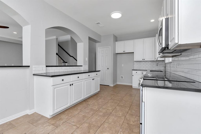 Photo 13 of 40 - 215 Durango Dr, Roanoke, TX 76262