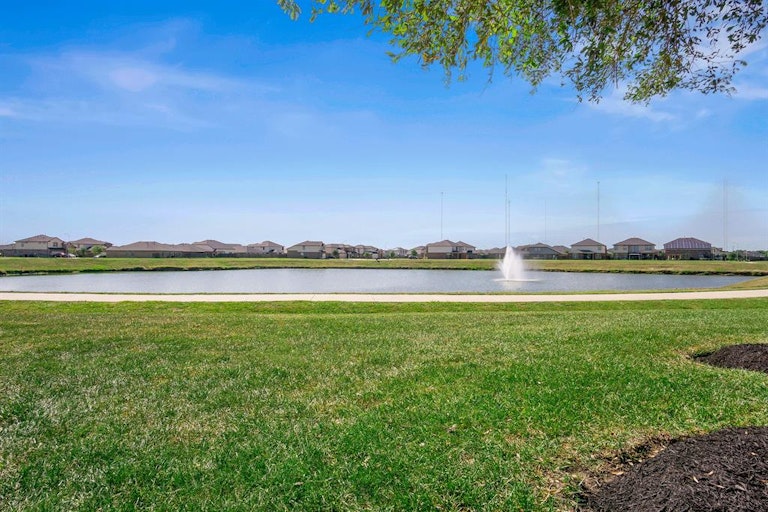 Photo 24 of 24 - 2018 Cadbury Castle Ln, Fresno, TX 77545