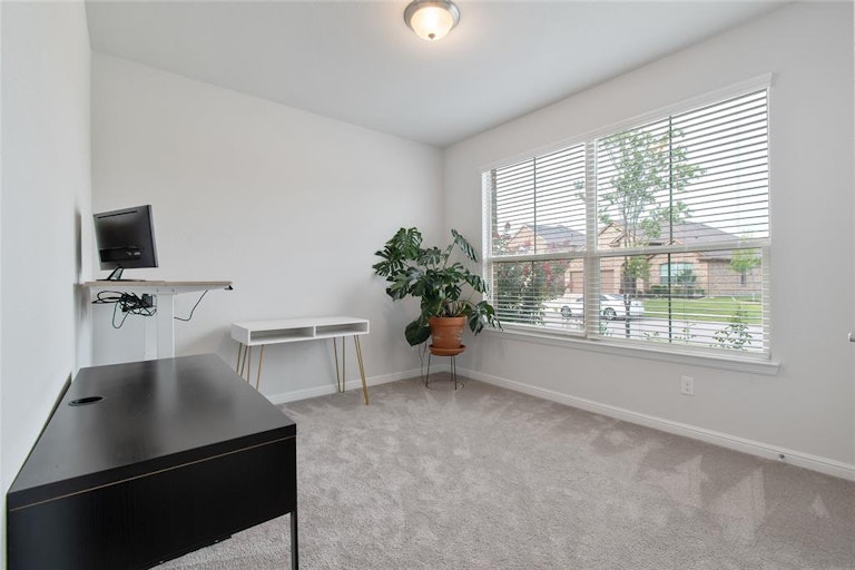 Photo 4 of 40 - 5828 Stream Dr, Fort Worth, TX 76137
