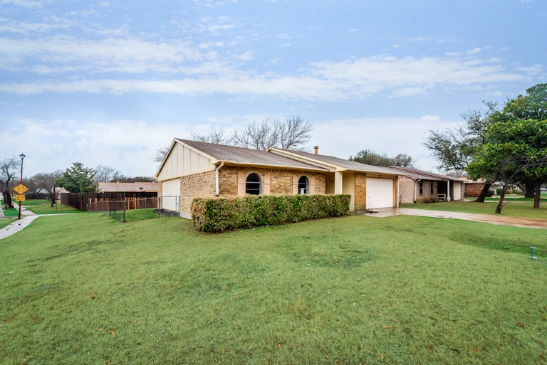 Photo 5 of 27 - 7302 Christie Ln, Dallas, TX 75249