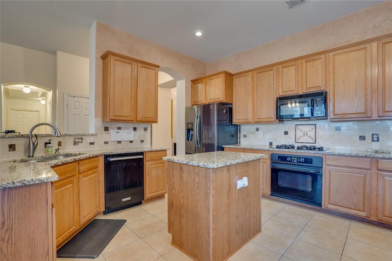 Photo 12 of 33 - 2445 Marble Canyon Dr, Little Elm, TX 75068