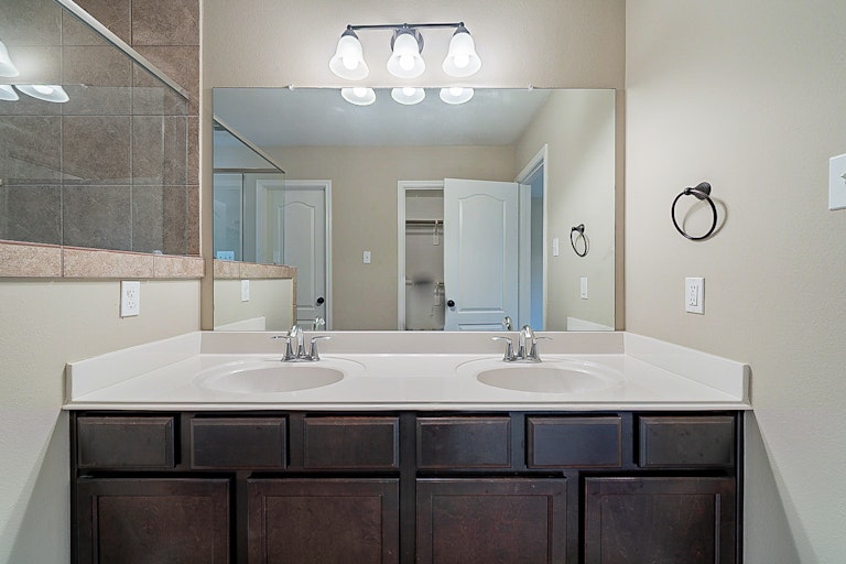 Photo 20 of 32 - 901 Grenshaw St, Houston, TX 77088