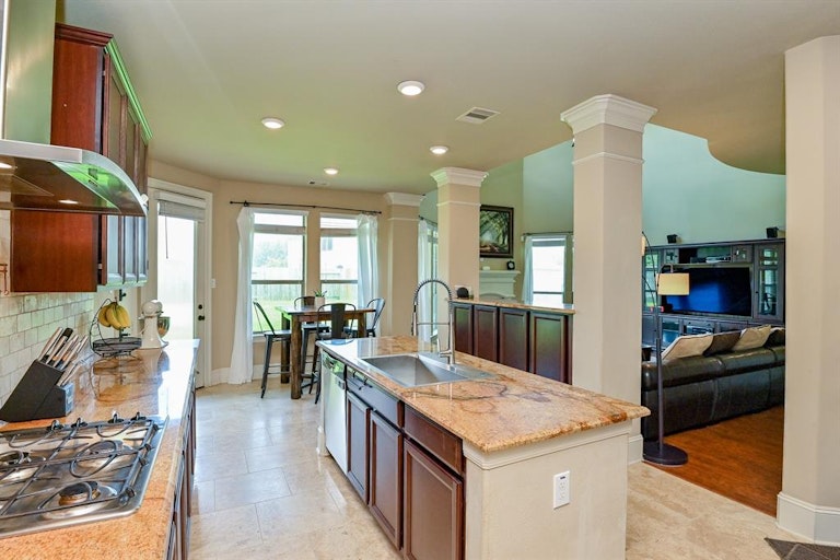 Photo 10 of 44 - 5306 Clear Landing Ct, Rosharon, TX 77583
