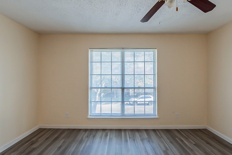 Photo 12 of 25 - 9326 Emberglow Ln, Dallas, TX 75243