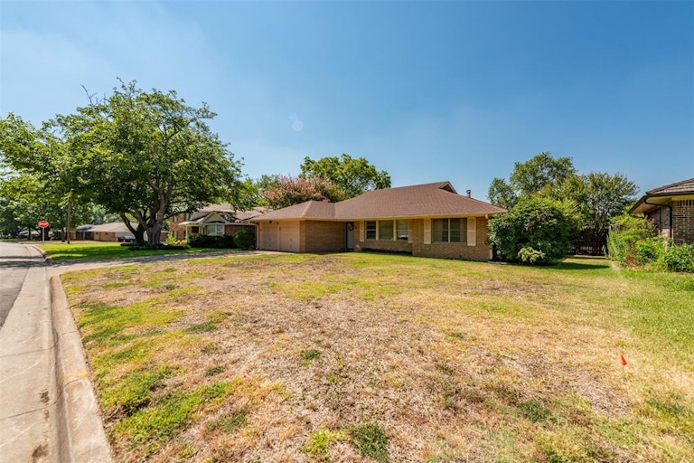 Photo 4 of 23 - 3805 Glenmont Dr, Fort Worth, TX 76133