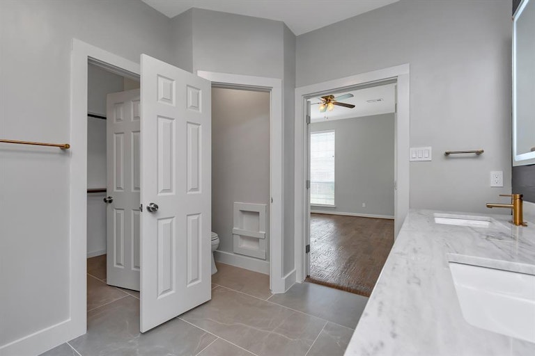Photo 22 of 40 - 215 Durango Dr, Roanoke, TX 76262