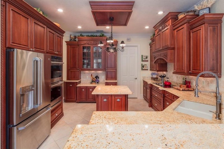 Photo 3 of 25 - 605 Whisper Woods Dr, Lakeland, FL 33813