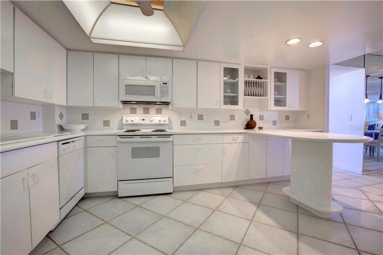Photo 9 of 22 - 9150 Blind Pass Rd #404, Sarasota, FL 34242