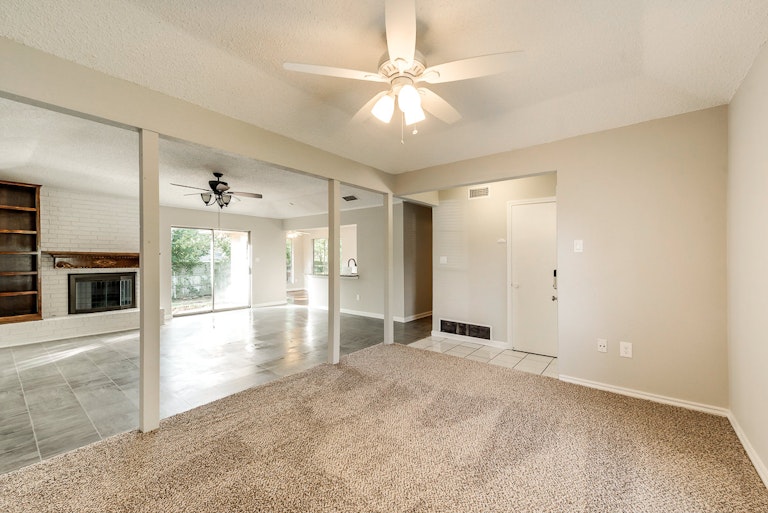 Photo 4 of 25 - 808 S Atkerson Ln, Euless, TX 76040