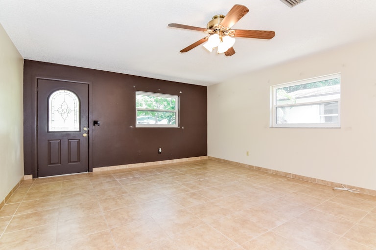 Photo 3 of 25 - 15472 Morgan St, Clearwater, FL 33760